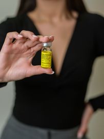 Bočica preparata za lipolizu u ruci