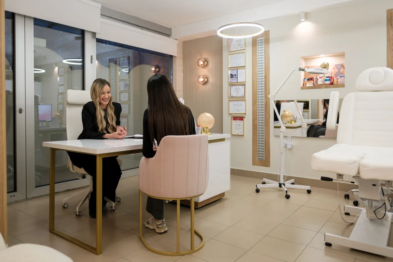 Konsultacija za stolom u ordinaciji klinike Aviva Ageless