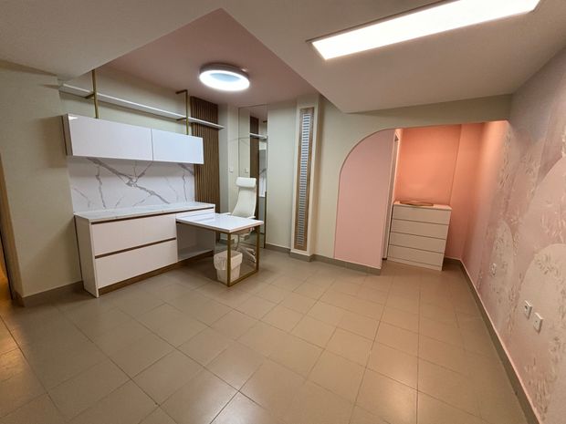 Ordinacija klinike sa roze zidom